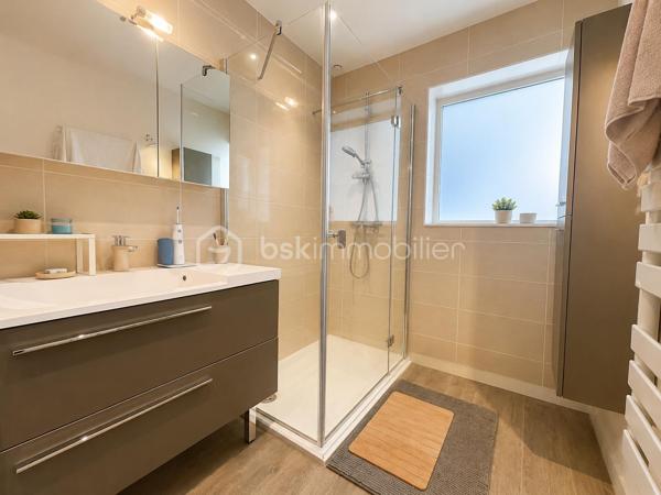 À proximité immédiate des commerces, découvrez cette charmante maison de 120 m² habitables (96 m² Loi Carrez), alliant le cachet de l'ancien au confort d'une rénovation récente.
Elle offre une belle pièce de vie lumineuse avec cuisine ouverte, prolongée par le jardin, idéale pour partager des moments en famille ou entre amis. Le rez-de-chaussée comprend également deux chambres, une salle de bains et un WC indépendant. À l'étage, vous profiterez d'une spacieuse suite parentale avec salle d'eau et WC, offrant un espace nuit confortable et indépendant.
Implantée sur un terrain clos de 836 m², cette maison bénéficie d'un agréable extérieur avec un grand abri de jardin, idéal pour le rangement, le bricolage, le stockage ou la création d'un atelier.
Les atouts :
✔️ 120 m² habitables (96 m² Loi Carrez)
✔️ Extension et rénovation récentes
✔️ Vie de plain-pied
✔️ Suite parentale à l'étage
✔️ Terrain clos de 836 m²
✔️ Grand abri de jardin
✔️ Proximité immédiate des commerces
✔️ À quelques minutes de Dinard et de Saint-Malo
Une maison chaleureuse, lumineuse et pleine de charme, idéale pour une famille en quête de confort et de tranquillité. Une visite s'impose pour découvrir tout son potentiel !