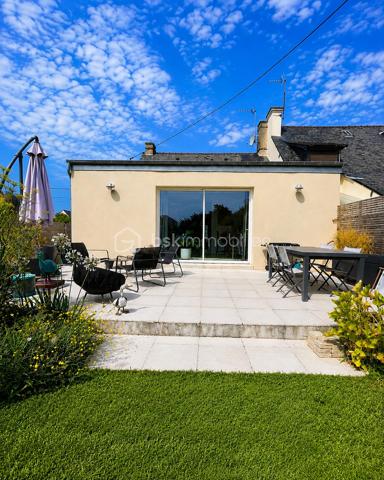 À proximité immédiate des commerces, découvrez cette charmante maison de 120 m² habitables (96 m² Loi Carrez), alliant le cachet de l'ancien au confort d'une rénovation récente.
Elle offre une belle pièce de vie lumineuse avec cuisine ouverte, prolongée par le jardin, idéale pour partager des moments en famille ou entre amis. Le rez-de-chaussée comprend également deux chambres, une salle de bains et un WC indépendant. À l'étage, vous profiterez d'une spacieuse suite parentale avec salle d'eau et WC, offrant un espace nuit confortable et indépendant.
Implantée sur un terrain clos de 836 m², cette maison bénéficie d'un agréable extérieur avec un grand abri de jardin, idéal pour le rangement, le bricolage, le stockage ou la création d'un atelier.
Les atouts :
✔️ 120 m² habitables (96 m² Loi Carrez)
✔️ Extension et rénovation récentes
✔️ Vie de plain-pied
✔️ Suite parentale à l'étage
✔️ Terrain clos de 836 m²
✔️ Grand abri de jardin
✔️ Proximité immédiate des commerces
✔️ À quelques minutes de Dinard et de Saint-Malo
Une maison chaleureuse, lumineuse et pleine de charme, idéale pour une famille en quête de confort et de tranquillité. Une visite s'impose pour découvrir tout son potentiel !