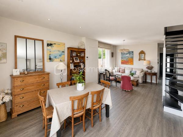 À proximité immédiate des commerces, découvrez cette charmante maison de 120 m² habitables (96 m² Loi Carrez), alliant le cachet de l'ancien au confort d'une rénovation récente.
Elle offre une belle pièce de vie lumineuse avec cuisine ouverte, prolongée par le jardin, idéale pour partager des moments en famille ou entre amis. Le rez-de-chaussée comprend également deux chambres, une salle de bains et un WC indépendant. À l'étage, vous profiterez d'une spacieuse suite parentale avec salle d'eau et WC, offrant un espace nuit confortable et indépendant.
Implantée sur un terrain clos de 836 m², cette maison bénéficie d'un agréable extérieur avec un grand abri de jardin, idéal pour le rangement, le bricolage, le stockage ou la création d'un atelier.
Les atouts :
✔️ 120 m² habitables (96 m² Loi Carrez)
✔️ Extension et rénovation récentes
✔️ Vie de plain-pied
✔️ Suite parentale à l'étage
✔️ Terrain clos de 836 m²
✔️ Grand abri de jardin
✔️ Proximité immédiate des commerces
✔️ À quelques minutes de Dinard et de Saint-Malo
Une maison chaleureuse, lumineuse et pleine de charme, idéale pour une famille en quête de confort et de tranquillité. Une visite s'impose pour découvrir tout son potentiel !
