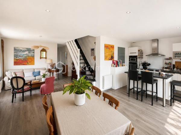 À proximité immédiate des commerces, découvrez cette charmante maison de 120 m² habitables (96 m² Loi Carrez), alliant le cachet de l'ancien au confort d'une rénovation récente.
Elle offre une belle pièce de vie lumineuse avec cuisine ouverte, prolongée par le jardin, idéale pour partager des moments en famille ou entre amis. Le rez-de-chaussée comprend également deux chambres, une salle de bains et un WC indépendant. À l'étage, vous profiterez d'une spacieuse suite parentale avec salle d'eau et WC, offrant un espace nuit confortable et indépendant.
Implantée sur un terrain clos de 836 m², cette maison bénéficie d'un agréable extérieur avec un grand abri de jardin, idéal pour le rangement, le bricolage, le stockage ou la création d'un atelier.
Les atouts :
✔️ 120 m² habitables (96 m² Loi Carrez)
✔️ Extension et rénovation récentes
✔️ Vie de plain-pied
✔️ Suite parentale à l'étage
✔️ Terrain clos de 836 m²
✔️ Grand abri de jardin
✔️ Proximité immédiate des commerces
✔️ À quelques minutes de Dinard et de Saint-Malo
Une maison chaleureuse, lumineuse et pleine de charme, idéale pour une famille en quête de confort et de tranquillité. Une visite s'impose pour découvrir tout son potentiel !