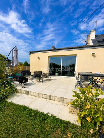 À proximité immédiate des commerces, découvrez cette charmante maison de 120 m² habitables (96 m² Loi Carrez), alliant le cachet de l'ancien au confort d'une rénovation récente.
Elle offre une belle pièce de vie lumineuse avec cuisine ouverte, prolongée par le jardin, idéale pour partager des moments en famille ou entre amis. Le rez-de-chaussée comprend également deux chambres, une salle de bains et un WC indépendant. À l'étage, vous profiterez d'une spacieuse suite parentale avec salle d'eau et WC, offrant un espace nuit confortable et indépendant.
Implantée sur un terrain clos de 836 m², cette maison bénéficie d'un agréable extérieur avec un grand abri de jardin, idéal pour le rangement, le bricolage, le stockage ou la création d'un atelier.
Les atouts :
✔️ 120 m² habitables (96 m² Loi Carrez)
✔️ Extension et rénovation récentes
✔️ Vie de plain-pied
✔️ Suite parentale à l'étage
✔️ Terrain clos de 836 m²
✔️ Grand abri de jardin
✔️ Proximité immédiate des commerces
✔️ À quelques minutes de Dinard et de Saint-Malo
Une maison chaleureuse, lumineuse et pleine de charme, idéale pour une famille en quête de confort et de tranquillité. Une visite s'impose pour découvrir tout son potentiel !