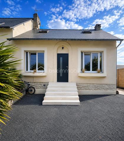 À proximité immédiate des commerces, découvrez cette charmante maison de 120 m² habitables (96 m² Loi Carrez), alliant le cachet de l'ancien au confort d'une rénovation récente.
Elle offre une belle pièce de vie lumineuse avec cuisine ouverte, prolongée par le jardin, idéale pour partager des moments en famille ou entre amis. Le rez-de-chaussée comprend également deux chambres, une salle de bains et un WC indépendant. À l'étage, vous profiterez d'une spacieuse suite parentale avec salle d'eau et WC, offrant un espace nuit confortable et indépendant.
Implantée sur un terrain clos de 836 m², cette maison bénéficie d'un agréable extérieur avec un grand abri de jardin, idéal pour le rangement, le bricolage, le stockage ou la création d'un atelier.
Les atouts :
✔️ 120 m² habitables (96 m² Loi Carrez)
✔️ Extension et rénovation récentes
✔️ Vie de plain-pied
✔️ Suite parentale à l'étage
✔️ Terrain clos de 836 m²
✔️ Grand abri de jardin
✔️ Proximité immédiate des commerces
✔️ À quelques minutes de Dinard et de Saint-Malo
Une maison chaleureuse, lumineuse et pleine de charme, idéale pour une famille en quête de confort et de tranquillité. Une visite s'impose pour découvrir tout son potentiel !