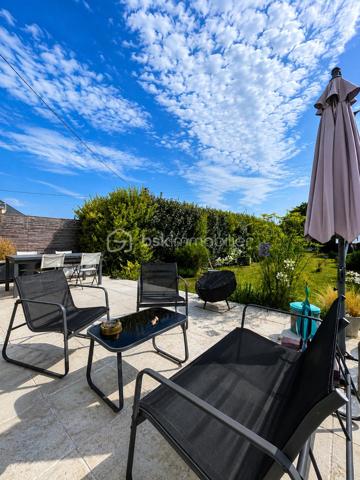 À proximité immédiate des commerces, découvrez cette charmante maison de 120 m² habitables (96 m² Loi Carrez), alliant le cachet de l'ancien au confort d'une rénovation récente.
Elle offre une belle pièce de vie lumineuse avec cuisine ouverte, prolongée par le jardin, idéale pour partager des moments en famille ou entre amis. Le rez-de-chaussée comprend également deux chambres, une salle de bains et un WC indépendant. À l'étage, vous profiterez d'une spacieuse suite parentale avec salle d'eau et WC, offrant un espace nuit confortable et indépendant.
Implantée sur un terrain clos de 836 m², cette maison bénéficie d'un agréable extérieur avec un grand abri de jardin, idéal pour le rangement, le bricolage, le stockage ou la création d'un atelier.
Les atouts :
✔️ 120 m² habitables (96 m² Loi Carrez)
✔️ Extension et rénovation récentes
✔️ Vie de plain-pied
✔️ Suite parentale à l'étage
✔️ Terrain clos de 836 m²
✔️ Grand abri de jardin
✔️ Proximité immédiate des commerces
✔️ À quelques minutes de Dinard et de Saint-Malo
Une maison chaleureuse, lumineuse et pleine de charme, idéale pour une famille en quête de confort et de tranquillité. Une visite s'impose pour découvrir tout son potentiel !