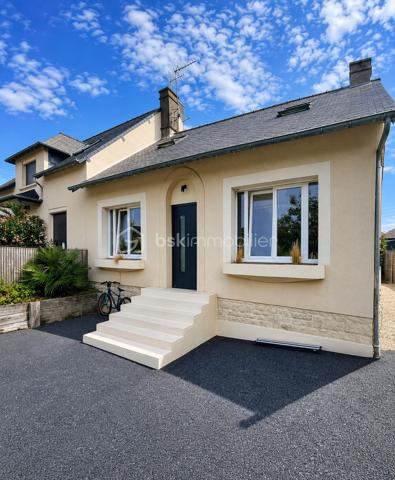 À proximité immédiate des commerces, découvrez cette charmante maison de 120 m² habitables (96 m² Loi Carrez), alliant le cachet de l'ancien au confort d'une rénovation récente.
Elle offre une belle pièce de vie lumineuse avec cuisine ouverte, prolongée par le jardin, idéale pour partager des moments en famille ou entre amis. Le rez-de-chaussée comprend également deux chambres, une salle de bains et un WC indépendant. À l'étage, vous profiterez d'une spacieuse suite parentale avec salle d'eau et WC, offrant un espace nuit confortable et indépendant.
Implantée sur un terrain clos de 836 m², cette maison bénéficie d'un agréable extérieur avec un grand abri de jardin, idéal pour le rangement, le bricolage, le stockage ou la création d'un atelier.
Les atouts :
✔️ 120 m² habitables (96 m² Loi Carrez)
✔️ Extension et rénovation récentes
✔️ Vie de plain-pied
✔️ Suite parentale à l'étage
✔️ Terrain clos de 836 m²
✔️ Grand abri de jardin
✔️ Proximité immédiate des commerces
✔️ À quelques minutes de Dinard et de Saint-Malo
Une maison chaleureuse, lumineuse et pleine de charme, idéale pour une famille en quête de confort et de tranquillité. Une visite s'impose pour découvrir tout son potentiel !