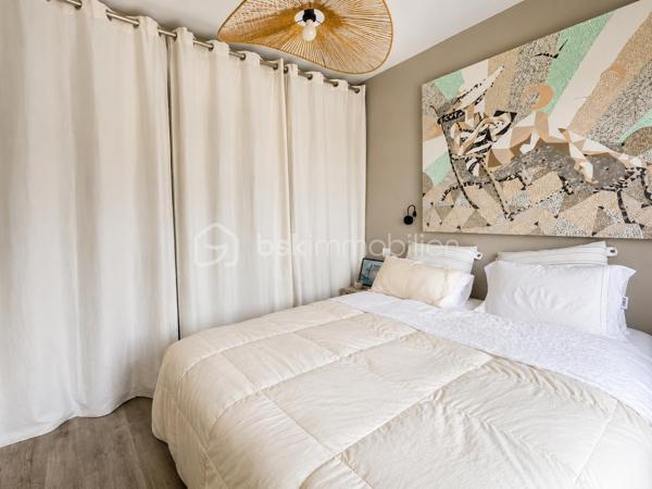 À proximité immédiate des commerces, découvrez cette charmante maison de 120 m² habitables (96 m² Loi Carrez), alliant le cachet de l'ancien au confort d'une rénovation récente.
Elle offre une belle pièce de vie lumineuse avec cuisine ouverte, prolongée par le jardin, idéale pour partager des moments en famille ou entre amis. Le rez-de-chaussée comprend également deux chambres, une salle de bains et un WC indépendant. À l'étage, vous profiterez d'une spacieuse suite parentale avec salle d'eau et WC, offrant un espace nuit confortable et indépendant.
Implantée sur un terrain clos de 836 m², cette maison bénéficie d'un agréable extérieur avec un grand abri de jardin, idéal pour le rangement, le bricolage, le stockage ou la création d'un atelier.
Les atouts :
✔️ 120 m² habitables (96 m² Loi Carrez)
✔️ Extension et rénovation récentes
✔️ Vie de plain-pied
✔️ Suite parentale à l'étage
✔️ Terrain clos de 836 m²
✔️ Grand abri de jardin
✔️ Proximité immédiate des commerces
✔️ À quelques minutes de Dinard et de Saint-Malo
Une maison chaleureuse, lumineuse et pleine de charme, idéale pour une famille en quête de confort et de tranquillité. Une visite s'impose pour découvrir tout son potentiel !