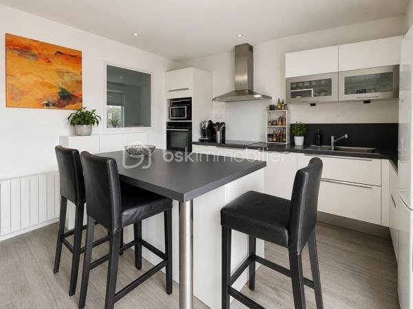 À proximité immédiate des commerces, découvrez cette charmante maison de 120 m² habitables (96 m² Loi Carrez), alliant le cachet de l'ancien au confort d'une rénovation récente.
Elle offre une belle pièce de vie lumineuse avec cuisine ouverte, prolongée par le jardin, idéale pour partager des moments en famille ou entre amis. Le rez-de-chaussée comprend également deux chambres, une salle de bains et un WC indépendant. À l'étage, vous profiterez d'une spacieuse suite parentale avec salle d'eau et WC, offrant un espace nuit confortable et indépendant.
Implantée sur un terrain clos de 836 m², cette maison bénéficie d'un agréable extérieur avec un grand abri de jardin, idéal pour le rangement, le bricolage, le stockage ou la création d'un atelier.
Les atouts :
✔️ 120 m² habitables (96 m² Loi Carrez)
✔️ Extension et rénovation récentes
✔️ Vie de plain-pied
✔️ Suite parentale à l'étage
✔️ Terrain clos de 836 m²
✔️ Grand abri de jardin
✔️ Proximité immédiate des commerces
✔️ À quelques minutes de Dinard et de Saint-Malo
Une maison chaleureuse, lumineuse et pleine de charme, idéale pour une famille en quête de confort et de tranquillité. Une visite s'impose pour découvrir tout son potentiel !