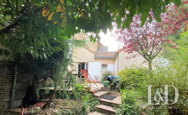 Maison lumineuse avec grand terrain arboré