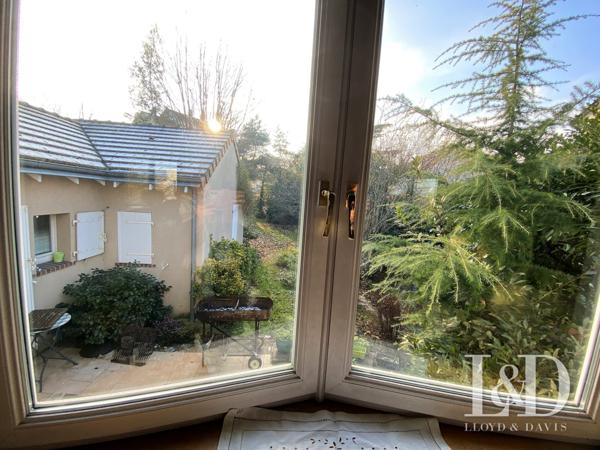 Maison lumineuse avec grand terrain arboré