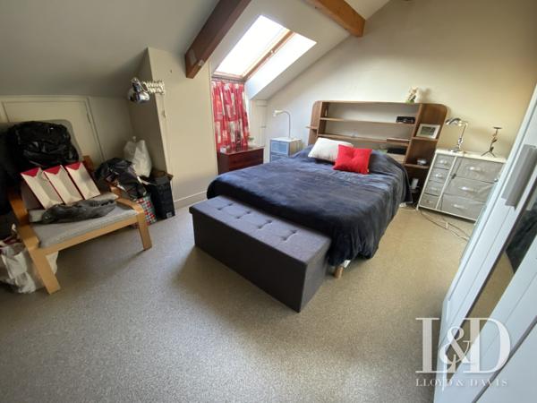 Maison lumineuse avec grand terrain arboré