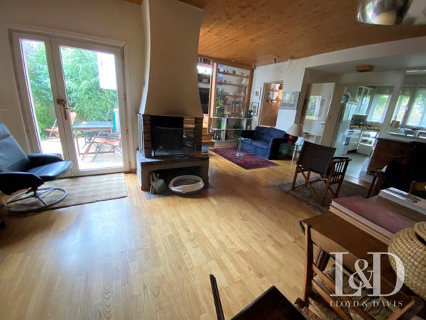 Maison lumineuse avec grand terrain arboré