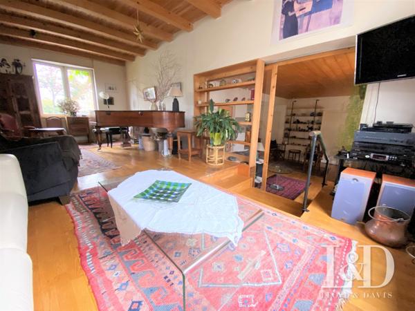 Maison lumineuse avec grand terrain arboré