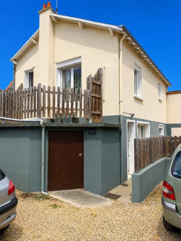 Immeuble
         13 pièces
        - 215 m²