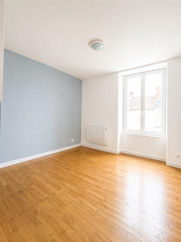 Immeuble
         13 pièces
        - 215 m²