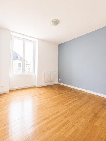 Immeuble
         13 pièces
        - 215 m²