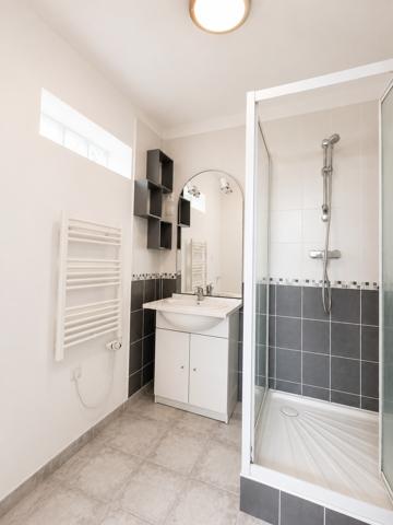 Immeuble
         13 pièces
        - 215 m²