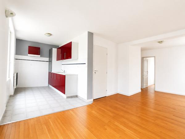 Immeuble
         13 pièces
        - 215 m²