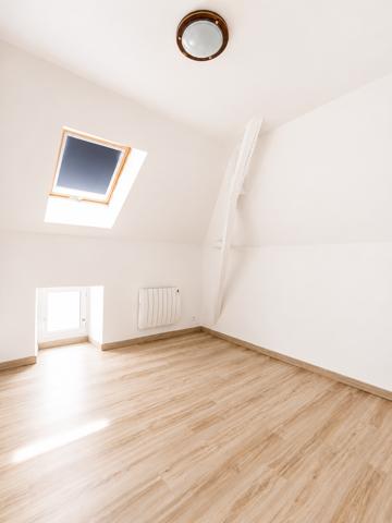 Immeuble
         13 pièces
        - 215 m²