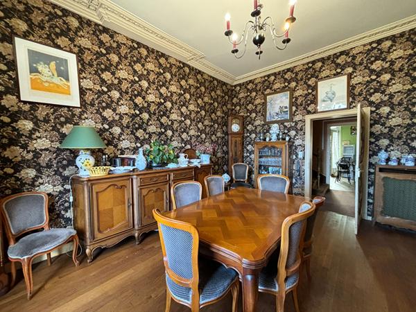 Centre ville de LA FLECHE, Magnifique Maison de Maître située au Coeur de la Ville à remettre au goût du jour.