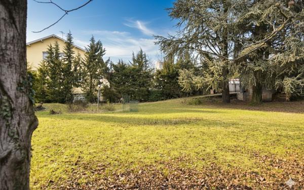 Terrain à vendre    Pierre-Bénite