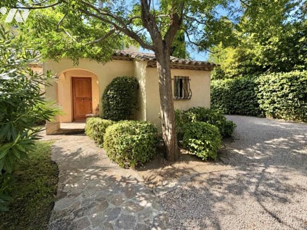 Saint-Tropez, le village et ses commerces à pied