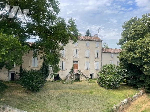 GRANDE PROPRIETE avec un pigeonnier sur un terrain de 12 000m².