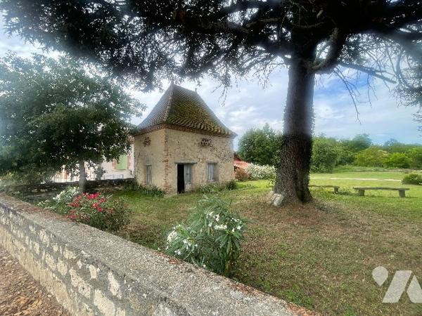 GRANDE PROPRIETE avec un pigeonnier sur un terrain de 12 000m².