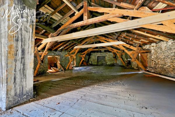 Plateau Combles à aménager VINDRY SUR TURDINE (69) 180m² au sol