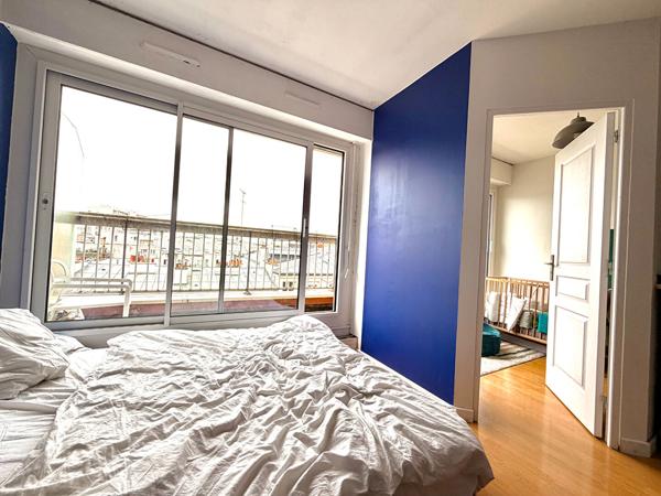 Studio à vendre au dernier étage. Vendu loué.