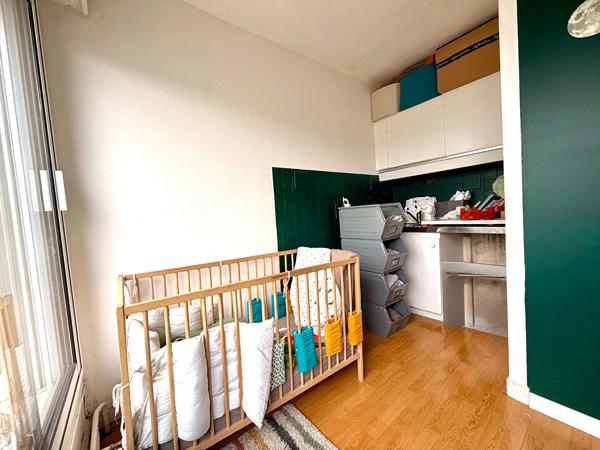 Studio à vendre au dernier étage. Vendu loué.