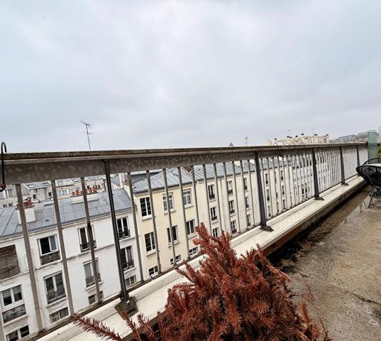 Studio à vendre au dernier étage. Vendu loué.