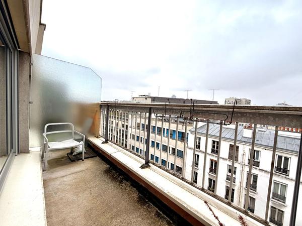 Studio à vendre au dernier étage. Vendu loué.