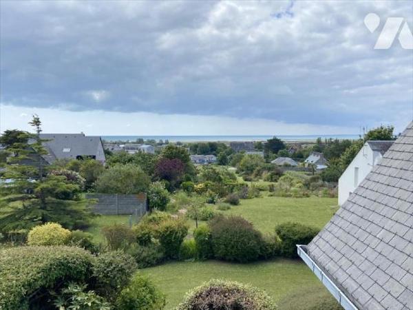 Venez découvrir cette vaste maison à BLAINVILLE SUR MER de 178.5 2 habitables offrant une vue s...