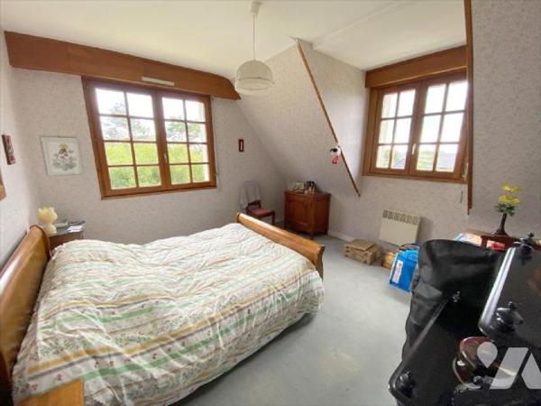 Venez découvrir cette vaste maison à BLAINVILLE SUR MER de 178.5 2 habitables offrant une vue s...