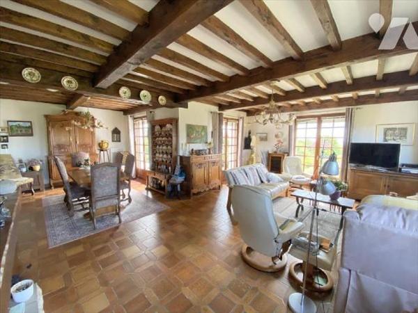 Venez découvrir cette vaste maison à BLAINVILLE SUR MER de 178.5 2 habitables offrant une vue s...