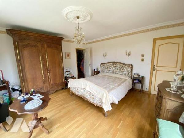 Venez découvrir cette vaste maison à BLAINVILLE SUR MER de 178.5 2 habitables offrant une vue s...