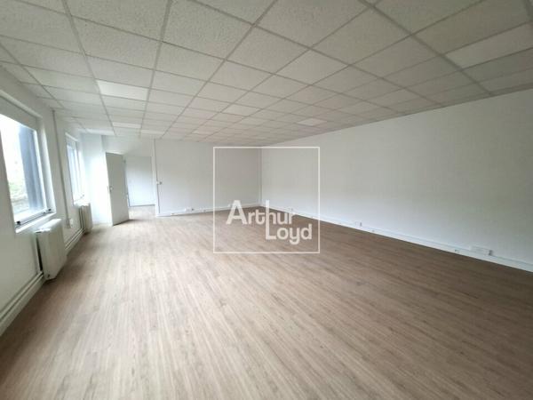 Bureaux rénovés avec monte-charge à louer