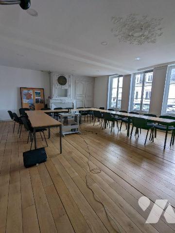 A NOGENT LE ROTROU, Centre ville, immeuble entièrement restauré.

Ensemble immobilier compren...