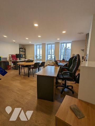 A NOGENT LE ROTROU, Centre ville, immeuble entièrement restauré.

Ensemble immobilier compren...