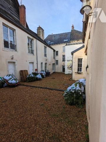 A NOGENT LE ROTROU, Centre ville, immeuble entièrement restauré.

Ensemble immobilier compren...