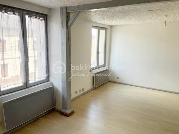 ⭐ Encore une exclusivité Julien Lambard – BSK Immobilier !

Vous recherchez un investissement locatif rentable aux portes de Rouen ? Découvrez cet immeuble de rapport situé sur la commune de Notre-Dame-de-Bondeville, composé de deux appartements indépendants, idéal pour un investissement patrimonial ou un premier projet locatif.
Situé dans une commune dynamique de la Métropole Rouen Normandie, cet ensemble immobilier bénéficie d'un emplacement recherché, à proximité immédiate des commerces, des transports en commun, des écoles et des principaux axes routiers.

Le premier appartement, d'une superficie d'environ 26 m², comprend :
• Une pièce de vie lumineuse ;
• Une chambre indépendante ;
• Une salle de douche avec WC ;
• Une agréable cour privative, véritable atout pour les locataires.

Le second logement est un duplex offrant 51 m² au sol (28 m² Loi Carrez) et comprend :
• Une entrée ;
• Une pièce de vie ;
• Une cuisine indépendante ;
• Une salle de bains ;
• Une chambre à l'étage.


Un secteur particulièrement apprécié pour sa proximité avec Rouen et sa forte demande locative.
Que vous soyez investisseur expérimenté ou à la recherche de votre premier immeuble de rapport, ce bien constitue une belle opportunité grâce à son excellent rendement et à son emplacement stratégique.

📞 Une visite suffira pour vous convaincre. Contactez Julien Lambard – BSK Immobilier pour découvrir cet immeuble de rapport en exclusivité.
