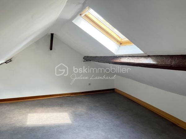 ⭐ Encore une exclusivité Julien Lambard – BSK Immobilier !

Vous recherchez un investissement locatif rentable aux portes de Rouen ? Découvrez cet immeuble de rapport situé sur la commune de Notre-Dame-de-Bondeville, composé de deux appartements indépendants, idéal pour un investissement patrimonial ou un premier projet locatif.
Situé dans une commune dynamique de la Métropole Rouen Normandie, cet ensemble immobilier bénéficie d'un emplacement recherché, à proximité immédiate des commerces, des transports en commun, des écoles et des principaux axes routiers.

Le premier appartement, d'une superficie d'environ 26 m², comprend :
• Une pièce de vie lumineuse ;
• Une chambre indépendante ;
• Une salle de douche avec WC ;
• Une agréable cour privative, véritable atout pour les locataires.

Le second logement est un duplex offrant 51 m² au sol (28 m² Loi Carrez) et comprend :
• Une entrée ;
• Une pièce de vie ;
• Une cuisine indépendante ;
• Une salle de bains ;
• Une chambre à l'étage.


Un secteur particulièrement apprécié pour sa proximité avec Rouen et sa forte demande locative.
Que vous soyez investisseur expérimenté ou à la recherche de votre premier immeuble de rapport, ce bien constitue une belle opportunité grâce à son excellent rendement et à son emplacement stratégique.

📞 Une visite suffira pour vous convaincre. Contactez Julien Lambard – BSK Immobilier pour découvrir cet immeuble de rapport en exclusivité.