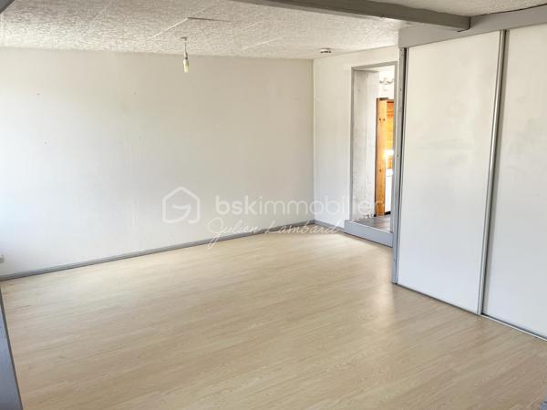 ⭐ Encore une exclusivité Julien Lambard – BSK Immobilier !

Vous recherchez un investissement locatif rentable aux portes de Rouen ? Découvrez cet immeuble de rapport situé sur la commune de Notre-Dame-de-Bondeville, composé de deux appartements indépendants, idéal pour un investissement patrimonial ou un premier projet locatif.
Situé dans une commune dynamique de la Métropole Rouen Normandie, cet ensemble immobilier bénéficie d'un emplacement recherché, à proximité immédiate des commerces, des transports en commun, des écoles et des principaux axes routiers.

Le premier appartement, d'une superficie d'environ 26 m², comprend :
• Une pièce de vie lumineuse ;
• Une chambre indépendante ;
• Une salle de douche avec WC ;
• Une agréable cour privative, véritable atout pour les locataires.

Le second logement est un duplex offrant 51 m² au sol (28 m² Loi Carrez) et comprend :
• Une entrée ;
• Une pièce de vie ;
• Une cuisine indépendante ;
• Une salle de bains ;
• Une chambre à l'étage.


Un secteur particulièrement apprécié pour sa proximité avec Rouen et sa forte demande locative.
Que vous soyez investisseur expérimenté ou à la recherche de votre premier immeuble de rapport, ce bien constitue une belle opportunité grâce à son excellent rendement et à son emplacement stratégique.

📞 Une visite suffira pour vous convaincre. Contactez Julien Lambard – BSK Immobilier pour découvrir cet immeuble de rapport en exclusivité.
