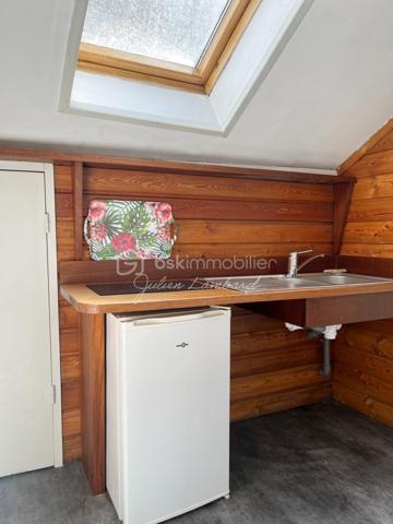 ⭐ Encore une exclusivité Julien Lambard – BSK Immobilier !

Vous recherchez un investissement locatif rentable aux portes de Rouen ? Découvrez cet immeuble de rapport situé sur la commune de Notre-Dame-de-Bondeville, composé de deux appartements indépendants, idéal pour un investissement patrimonial ou un premier projet locatif.
Situé dans une commune dynamique de la Métropole Rouen Normandie, cet ensemble immobilier bénéficie d'un emplacement recherché, à proximité immédiate des commerces, des transports en commun, des écoles et des principaux axes routiers.

Le premier appartement, d'une superficie d'environ 26 m², comprend :
• Une pièce de vie lumineuse ;
• Une chambre indépendante ;
• Une salle de douche avec WC ;
• Une agréable cour privative, véritable atout pour les locataires.

Le second logement est un duplex offrant 51 m² au sol (28 m² Loi Carrez) et comprend :
• Une entrée ;
• Une pièce de vie ;
• Une cuisine indépendante ;
• Une salle de bains ;
• Une chambre à l'étage.


Un secteur particulièrement apprécié pour sa proximité avec Rouen et sa forte demande locative.
Que vous soyez investisseur expérimenté ou à la recherche de votre premier immeuble de rapport, ce bien constitue une belle opportunité grâce à son excellent rendement et à son emplacement stratégique.

📞 Une visite suffira pour vous convaincre. Contactez Julien Lambard – BSK Immobilier pour découvrir cet immeuble de rapport en exclusivité.