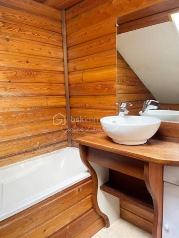 ⭐ Encore une exclusivité Julien Lambard – BSK Immobilier !

Vous recherchez un investissement locatif rentable aux portes de Rouen ? Découvrez cet immeuble de rapport situé sur la commune de Notre-Dame-de-Bondeville, composé de deux appartements indépendants, idéal pour un investissement patrimonial ou un premier projet locatif.
Situé dans une commune dynamique de la Métropole Rouen Normandie, cet ensemble immobilier bénéficie d'un emplacement recherché, à proximité immédiate des commerces, des transports en commun, des écoles et des principaux axes routiers.

Le premier appartement, d'une superficie d'environ 26 m², comprend :
• Une pièce de vie lumineuse ;
• Une chambre indépendante ;
• Une salle de douche avec WC ;
• Une agréable cour privative, véritable atout pour les locataires.

Le second logement est un duplex offrant 51 m² au sol (28 m² Loi Carrez) et comprend :
• Une entrée ;
• Une pièce de vie ;
• Une cuisine indépendante ;
• Une salle de bains ;
• Une chambre à l'étage.


Un secteur particulièrement apprécié pour sa proximité avec Rouen et sa forte demande locative.
Que vous soyez investisseur expérimenté ou à la recherche de votre premier immeuble de rapport, ce bien constitue une belle opportunité grâce à son excellent rendement et à son emplacement stratégique.

📞 Une visite suffira pour vous convaincre. Contactez Julien Lambard – BSK Immobilier pour découvrir cet immeuble de rapport en exclusivité.