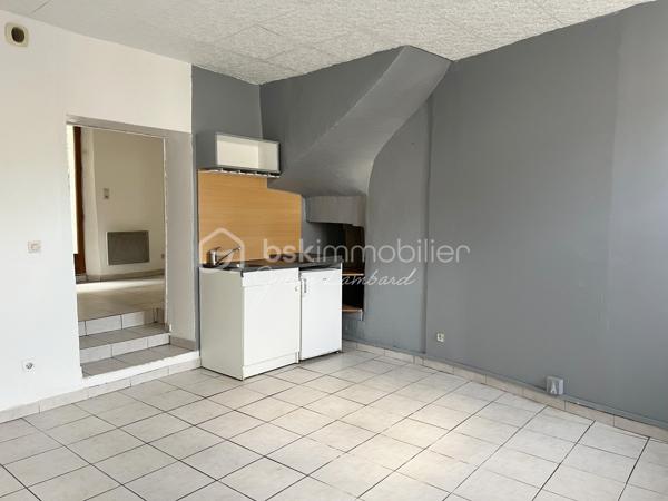 ⭐ Encore une exclusivité Julien Lambard – BSK Immobilier !

Vous recherchez un investissement locatif rentable aux portes de Rouen ? Découvrez cet immeuble de rapport situé sur la commune de Notre-Dame-de-Bondeville, composé de deux appartements indépendants, idéal pour un investissement patrimonial ou un premier projet locatif.
Situé dans une commune dynamique de la Métropole Rouen Normandie, cet ensemble immobilier bénéficie d'un emplacement recherché, à proximité immédiate des commerces, des transports en commun, des écoles et des principaux axes routiers.

Le premier appartement, d'une superficie d'environ 26 m², comprend :
• Une pièce de vie lumineuse ;
• Une chambre indépendante ;
• Une salle de douche avec WC ;
• Une agréable cour privative, véritable atout pour les locataires.

Le second logement est un duplex offrant 51 m² au sol (28 m² Loi Carrez) et comprend :
• Une entrée ;
• Une pièce de vie ;
• Une cuisine indépendante ;
• Une salle de bains ;
• Une chambre à l'étage.


Un secteur particulièrement apprécié pour sa proximité avec Rouen et sa forte demande locative.
Que vous soyez investisseur expérimenté ou à la recherche de votre premier immeuble de rapport, ce bien constitue une belle opportunité grâce à son excellent rendement et à son emplacement stratégique.

📞 Une visite suffira pour vous convaincre. Contactez Julien Lambard – BSK Immobilier pour découvrir cet immeuble de rapport en exclusivité.