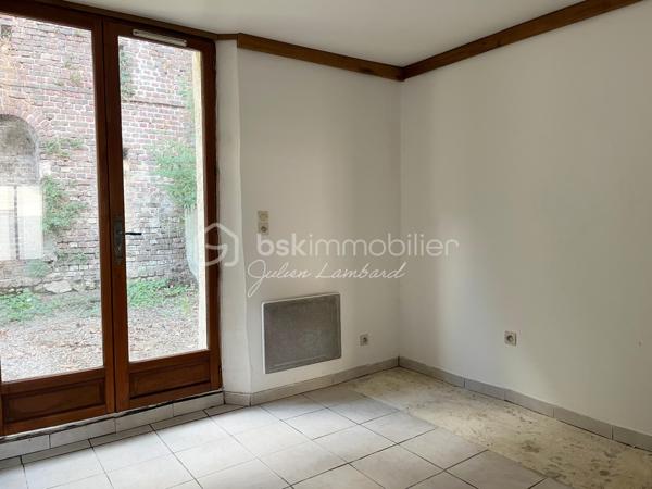 ⭐ Encore une exclusivité Julien Lambard – BSK Immobilier !

Vous recherchez un investissement locatif rentable aux portes de Rouen ? Découvrez cet immeuble de rapport situé sur la commune de Notre-Dame-de-Bondeville, composé de deux appartements indépendants, idéal pour un investissement patrimonial ou un premier projet locatif.
Situé dans une commune dynamique de la Métropole Rouen Normandie, cet ensemble immobilier bénéficie d'un emplacement recherché, à proximité immédiate des commerces, des transports en commun, des écoles et des principaux axes routiers.

Le premier appartement, d'une superficie d'environ 26 m², comprend :
• Une pièce de vie lumineuse ;
• Une chambre indépendante ;
• Une salle de douche avec WC ;
• Une agréable cour privative, véritable atout pour les locataires.

Le second logement est un duplex offrant 51 m² au sol (28 m² Loi Carrez) et comprend :
• Une entrée ;
• Une pièce de vie ;
• Une cuisine indépendante ;
• Une salle de bains ;
• Une chambre à l'étage.


Un secteur particulièrement apprécié pour sa proximité avec Rouen et sa forte demande locative.
Que vous soyez investisseur expérimenté ou à la recherche de votre premier immeuble de rapport, ce bien constitue une belle opportunité grâce à son excellent rendement et à son emplacement stratégique.

📞 Une visite suffira pour vous convaincre. Contactez Julien Lambard – BSK Immobilier pour découvrir cet immeuble de rapport en exclusivité.