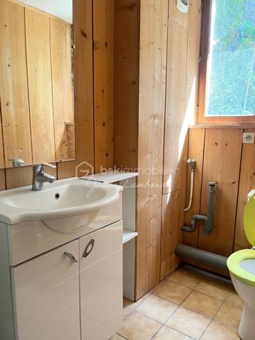 ⭐ Encore une exclusivité Julien Lambard – BSK Immobilier !

Vous recherchez un investissement locatif rentable aux portes de Rouen ? Découvrez cet immeuble de rapport situé sur la commune de Notre-Dame-de-Bondeville, composé de deux appartements indépendants, idéal pour un investissement patrimonial ou un premier projet locatif.
Situé dans une commune dynamique de la Métropole Rouen Normandie, cet ensemble immobilier bénéficie d'un emplacement recherché, à proximité immédiate des commerces, des transports en commun, des écoles et des principaux axes routiers.

Le premier appartement, d'une superficie d'environ 26 m², comprend :
• Une pièce de vie lumineuse ;
• Une chambre indépendante ;
• Une salle de douche avec WC ;
• Une agréable cour privative, véritable atout pour les locataires.

Le second logement est un duplex offrant 51 m² au sol (28 m² Loi Carrez) et comprend :
• Une entrée ;
• Une pièce de vie ;
• Une cuisine indépendante ;
• Une salle de bains ;
• Une chambre à l'étage.


Un secteur particulièrement apprécié pour sa proximité avec Rouen et sa forte demande locative.
Que vous soyez investisseur expérimenté ou à la recherche de votre premier immeuble de rapport, ce bien constitue une belle opportunité grâce à son excellent rendement et à son emplacement stratégique.

📞 Une visite suffira pour vous convaincre. Contactez Julien Lambard – BSK Immobilier pour découvrir cet immeuble de rapport en exclusivité.