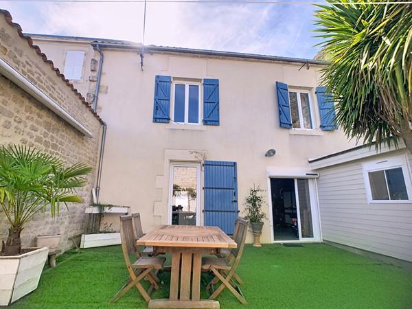 Maison de caractère rénovée avec 193 m² habitables, 6 chambres, située dans le centre ville de Luçon.