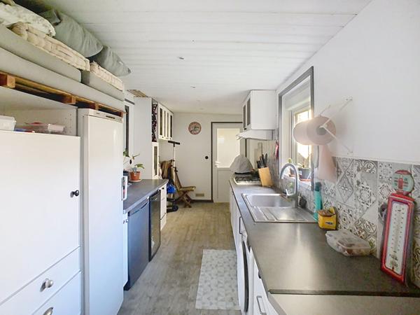 Maison de caractère rénovée avec 193 m² habitables, 6 chambres, située dans le centre ville de Luçon.