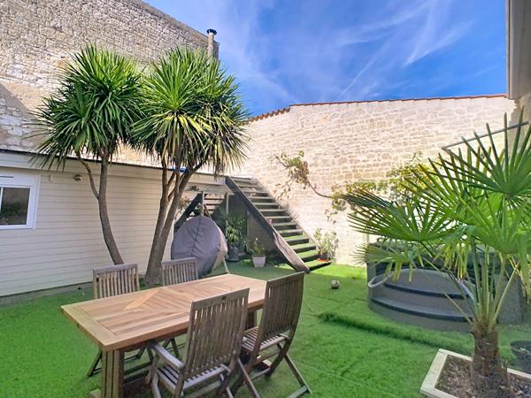 Maison de caractère rénovée avec 193 m² habitables, 6 chambres, située dans le centre ville de Luçon.